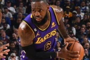 斗球体育直播-湖人揭幕战溃败原因①：三分投不进 进攻没空间