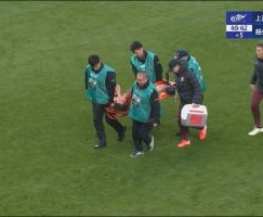 愿无大碍！王振澳因伤被担架抬出场外，球员痛苦掩面