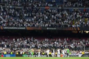 斗球体育直播在线观看-西媒：担心法兰克福球迷冲场骚乱再现，巴萨将加强管理措施